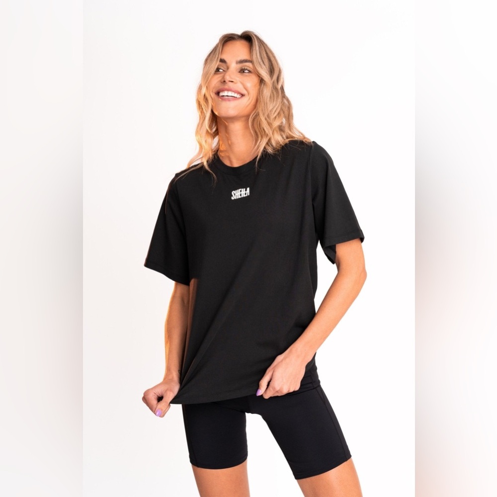 SHEILA LOGO TEE - BLACK SAND